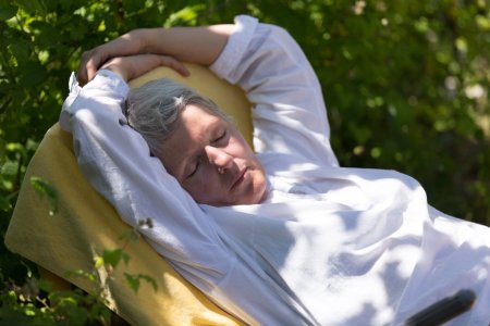 Дневная сонливость у пожилых может быть симптомом трёх болезней