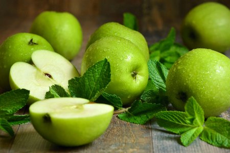 Фрукт не для всех: в чем заключается опасность употребления зеленых яблок