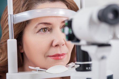 К каким проблемам со зрением может привести COVID-19: офтальмолог