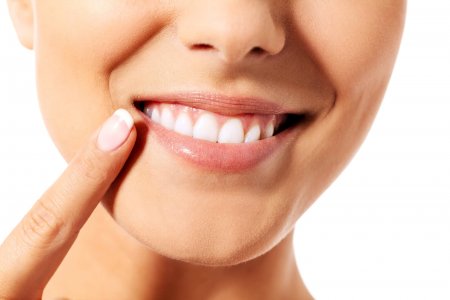 Какие напитки наносят самый серьезный вред эмали, и как защитить свои зубы от негативного влияния