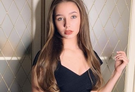 «Вылитая Юлечка»: 14-летняя дочь Юлии Началовой предстала в платье с декольте