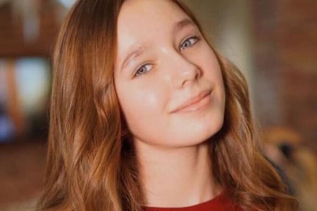 «Вылитая Юлечка»: 14-летняя дочь Юлии Началовой предстала в платье с декольте