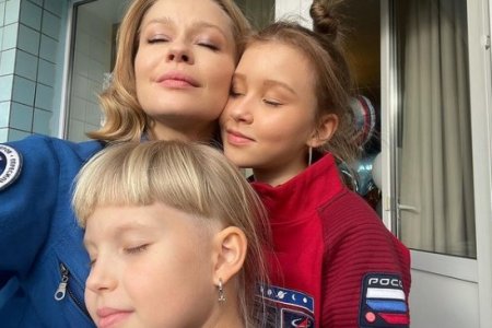 «Мои красавицы»: вернувшаяся с МКС Юлия Пересильд сфотографировалась с дочками