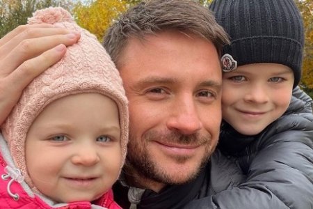 «Чудесные дети!»: Сергей Лазарев поделился трогательным снимком с сыном и дочкой на прогулке