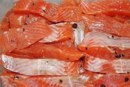 Двум категориям людей следует отказаться от красной рыбы: мнение врача