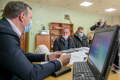 Глава города Владислав Пинаев контролирует ход ремонта в ГДДЮТ