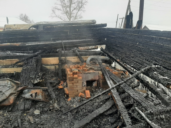 В селе под Нижним Тагилом огонь уничтожил дом и три автомобиля