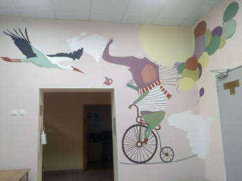 Волонтеры разрисовали стену в выписной комнате педиатрического стационара ЕКПЦ