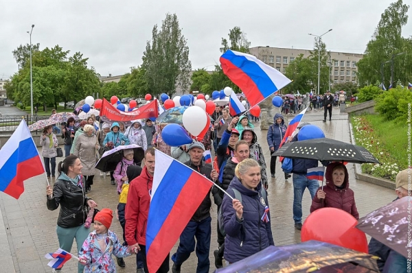 Жители инфо тагил. Парад в Нижнем Тагиле. Шествие на 12 июня. Жители города на празднике. День России Ульяновская область.