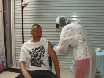 Медики Екатеринбурга возобновили вакцинацию против COVID-19 в торговых центрах города