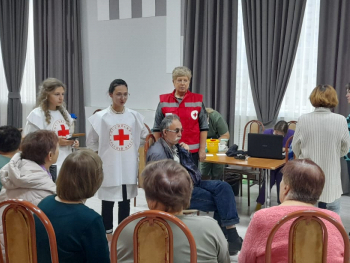 Студенты Свердловского медколледжа и Красный Крест помогают в работе школ пожилого возраста
