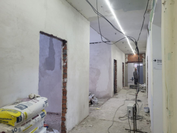 В Ревде более 50 строителей обновляют местную поликлинику