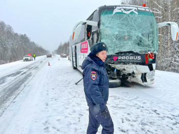 На Серовском тракте водитель кроссовера влетел в пассажирский автобус и погиб