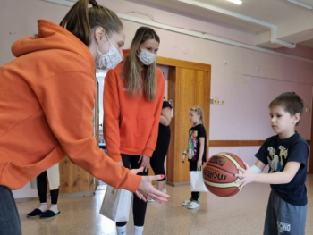 Игроки баскетбольного клуба УГМК пришли в гости к пациентам детской больницы