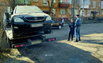 В Нижнем Тагиле водитель-должник несколько лет прятал свой Lexus от приставов в соседнем дворе