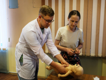 В Детской больнице №11 Екатеринбурга для молодых родителей запустили курс первой помощи детям