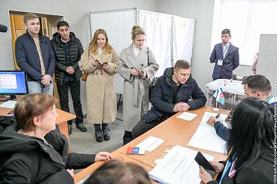 Первый заместитель главы администрации города Вячеслав Горячкин вместе с семьей принял участие в выборной кампании