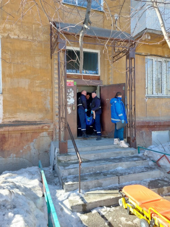 Тагильские спасатели помогли медикам скорой помощи в госпитализации тяжелобольной пациентки