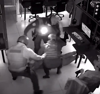 В Нижнем Тагиле полиция жёстко задержала мужчину в компьютерном клубе (ВИДЕО)