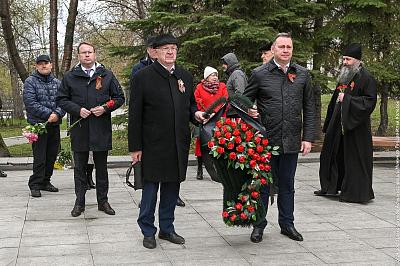 Глава города почтил память жертв авиакатастрофы 9 мая 1993 года и возложил цветы к памятнику «Брод в неизвестность»
