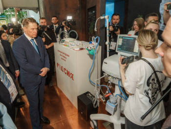 Михаил Мурашко ознакомился с высокотехнологичными медицинскими изделиями, производимыми в Свердловской области