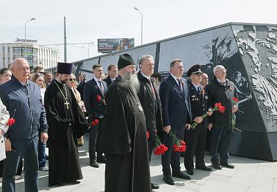 Владислав Пинаев принял участие в акции памяти на Площади трудовой доблести